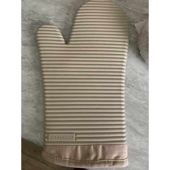 KitchenAid Ribbed Soft Silicone Oven Mitt Set, 7"x13", Milkshake 2 Count - Picture 9 of 11